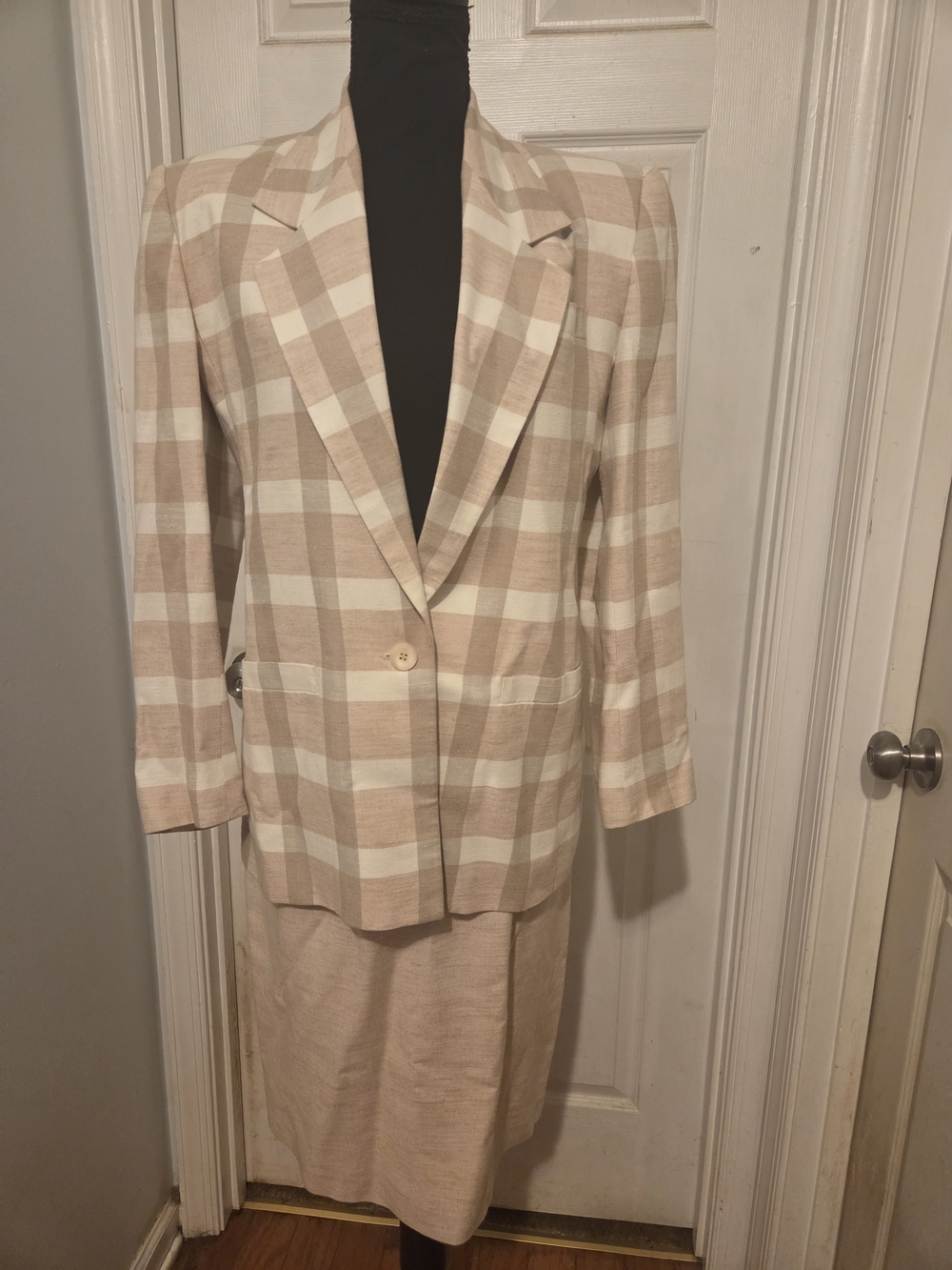 VINTAGE- Sasson Beige Plaid Women's Blazer - Classic Single-Button Suit